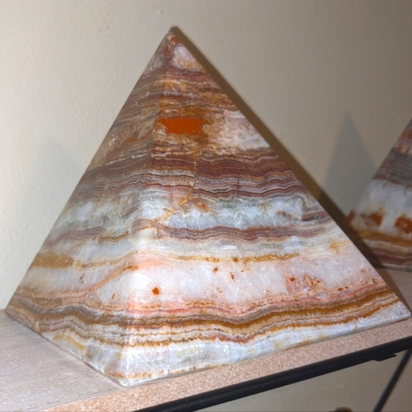 Banded Onyx Pyramid From Iran 5.75" Tall & Over 2 lbs​ - Picture 7 of 15